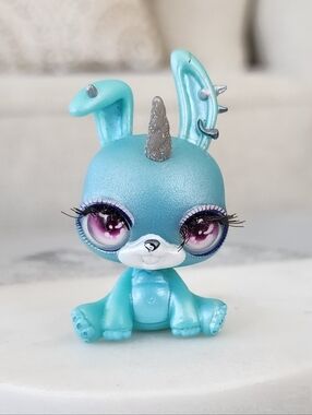 MGA Poopsie Rainbow High Fantasy Friends Mini Blue Rabbit Doll Sparkly Critters